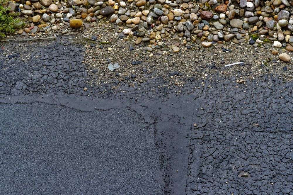 Scheur in het bitumen dak in Zevenaar